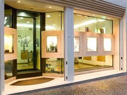 Proponiamo in affitto un prestigioso negozio di ben 800 mq., ideali sia per showroom o grandi bou...