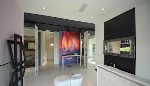 Proponiamo in affitto un prestigioso negozio di ben 800 mq., ideali sia per showroom o grandi bou...