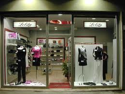 Proponiamo in affitto un prestigioso negozio di ben 800 mq., ideali sia per showroom o grandi bou...