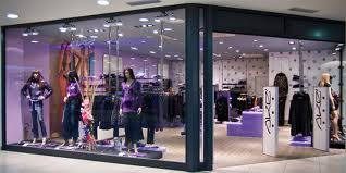 Proponiamo in affitto un prestigioso negozio di ben 800 mq., ideali sia per showroom o grandi bou...