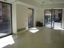 Proponiamo in affitto un prestigioso negozio di ben 800 mq., ideali sia per showroom o grandi bou...
