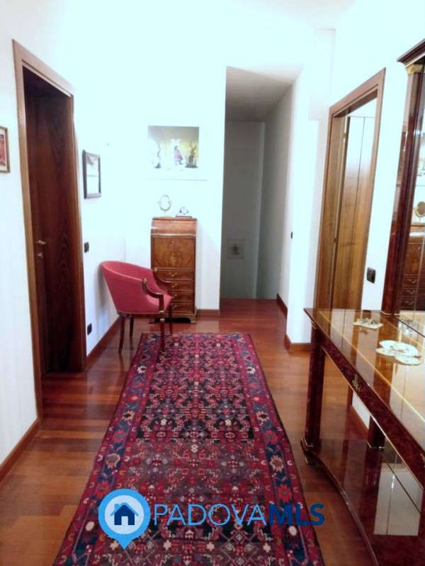 Immobile in esclusiva al Gruppo Padova MLS

PRESTIGIOSA VILLA SINGOLA CON PISCINA INTERNA E AREA ...