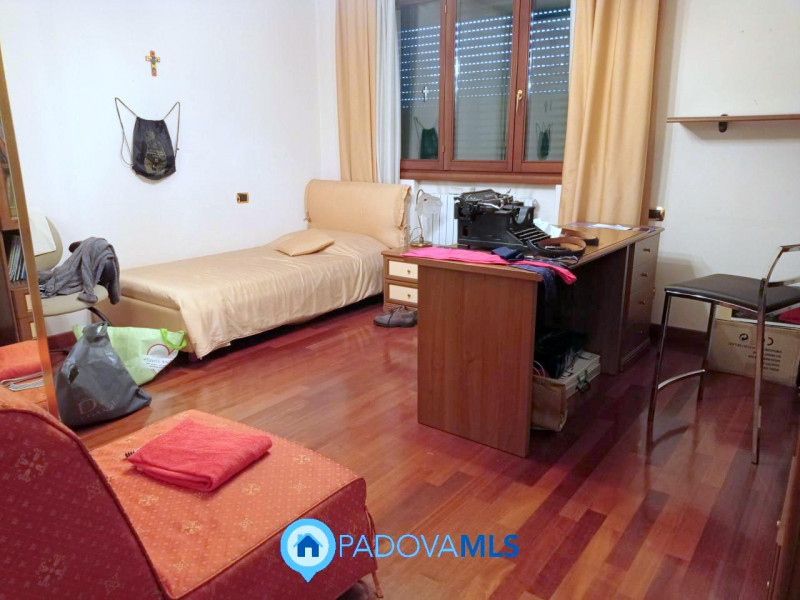 Immobile in esclusiva al Gruppo Padova MLS

PRESTIGIOSA VILLA SINGOLA CON PISCINA INTERNA E AREA ...