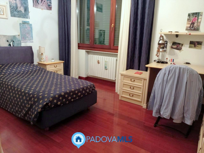 Immobile in esclusiva al Gruppo Padova MLS

PRESTIGIOSA VILLA SINGOLA CON PISCINA INTERNA E AREA ...