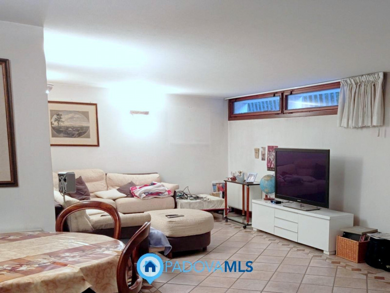 Immobile in esclusiva al Gruppo Padova MLS

PRESTIGIOSA VILLA SINGOLA CON PISCINA INTERNA E AREA ...