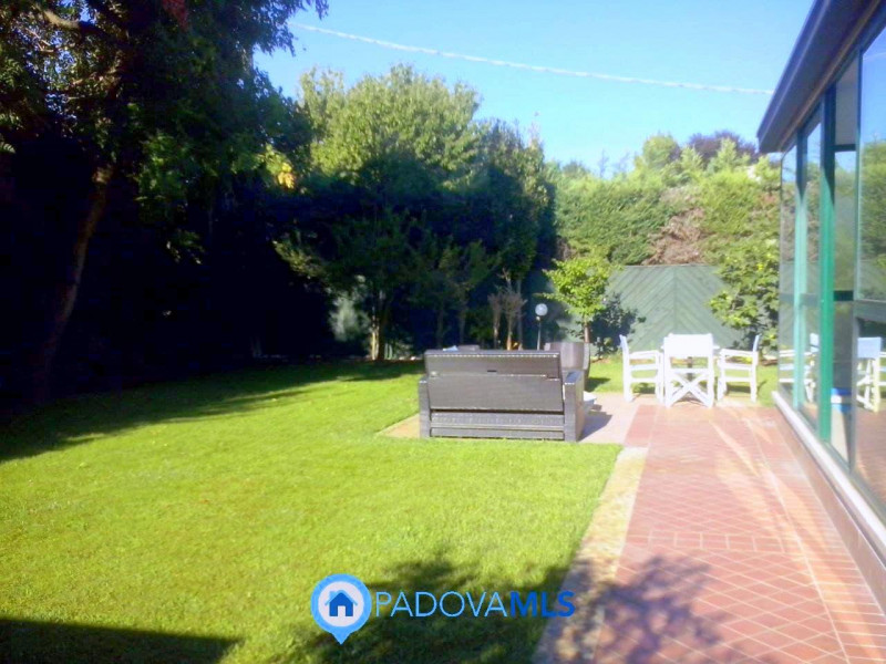 Immobile in esclusiva al Gruppo Padova MLS

PRESTIGIOSA VILLA SINGOLA CON PISCINA INTERNA E AREA ...