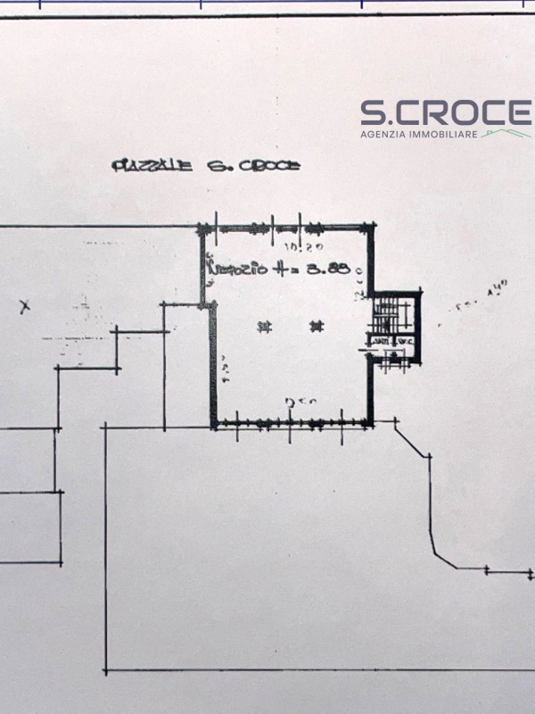 Affittasi ampio negozio su due livelli (Piano Terra + S1) in Piazzale Santa Croce, Padova. Posizi...
