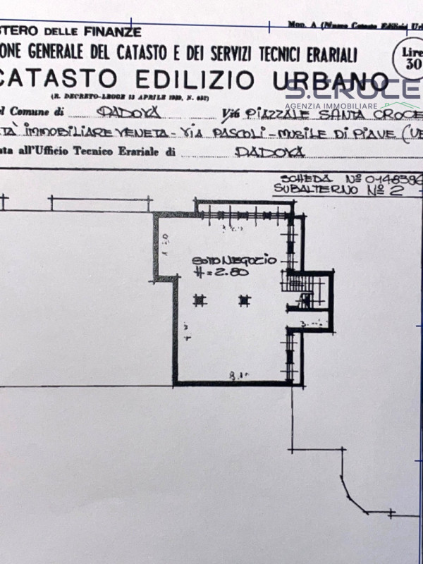 Affittasi ampio negozio su due livelli (Piano Terra + S1) in Piazzale Santa Croce, Padova. Posizi...
