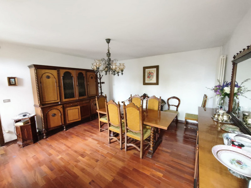 Interessante porzione centrale di casa a schiera, situata nella tranquilla e verde zona del Carmi...