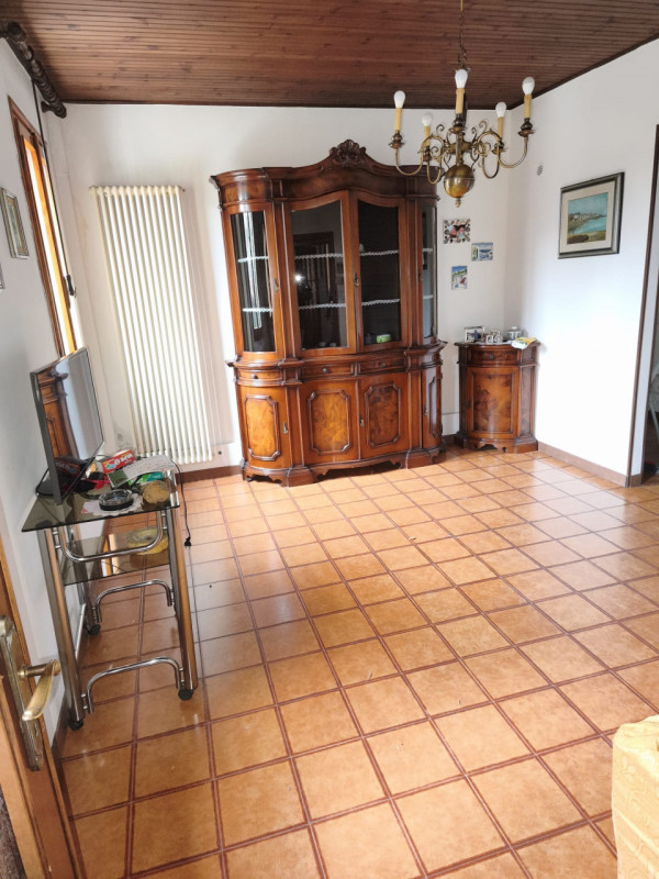 Interessante porzione centrale di casa a schiera, situata nella tranquilla e verde zona del Carmi...