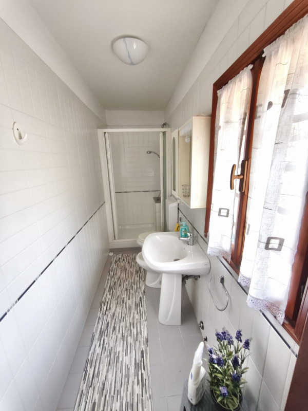 Interessante porzione centrale di casa a schiera, situata nella tranquilla e verde zona del Carmi...