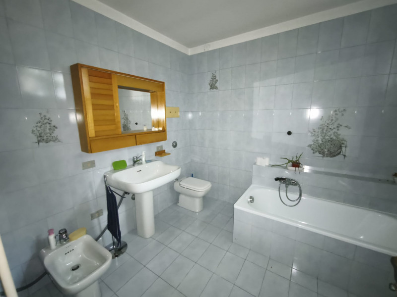 Interessante porzione centrale di casa a schiera, situata nella tranquilla e verde zona del Carmi...