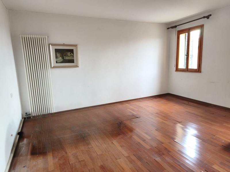 Interessante porzione centrale di casa a schiera, situata nella tranquilla e verde zona del Carmi...