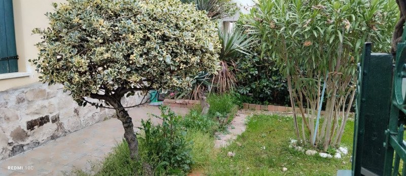 Interessante porzione centrale di casa a schiera, situata nella tranquilla e verde zona del Carmi...