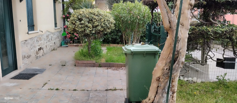 Interessante porzione centrale di casa a schiera, situata nella tranquilla e verde zona del Carmi...