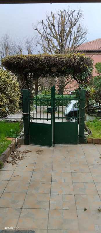 Interessante porzione centrale di casa a schiera, situata nella tranquilla e verde zona del Carmi...