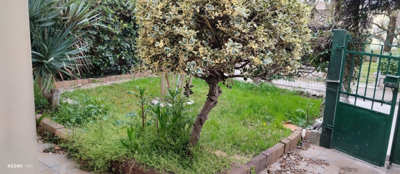 Interessante porzione centrale di casa a schiera, situata nella tranquilla e verde zona del Carmi...