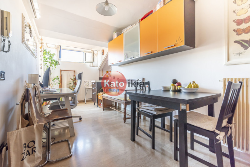 In zona centrale, appena fuori dalla ZTL, proponiamo mini appartamento di generose dimensioni con...