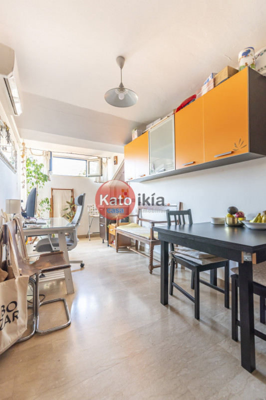 In zona centrale, appena fuori dalla ZTL, proponiamo mini appartamento di generose dimensioni con...