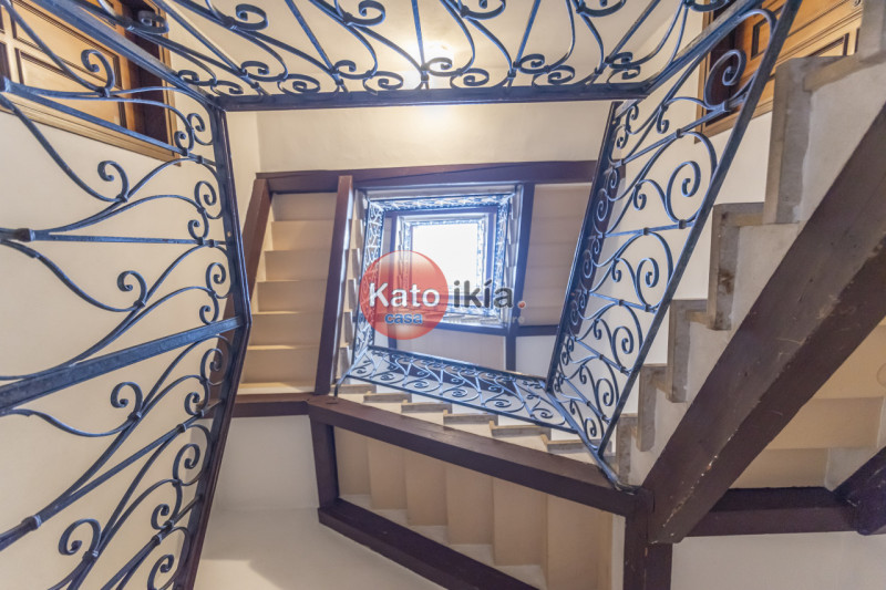 In zona centrale, appena fuori dalla ZTL, proponiamo mini appartamento di generose dimensioni con...