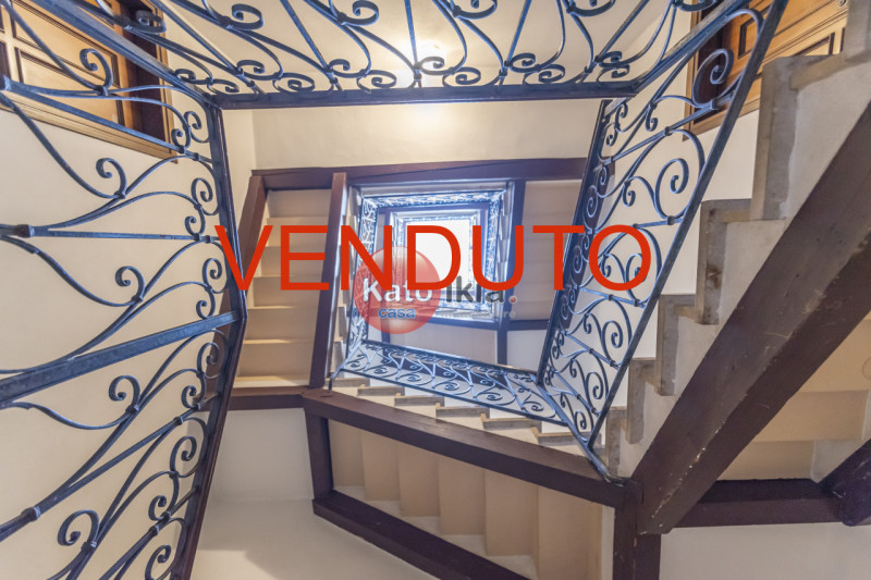 In zona centrale, appena fuori dalla ZTL, proponiamo mini appartamento di generose dimensioni con...