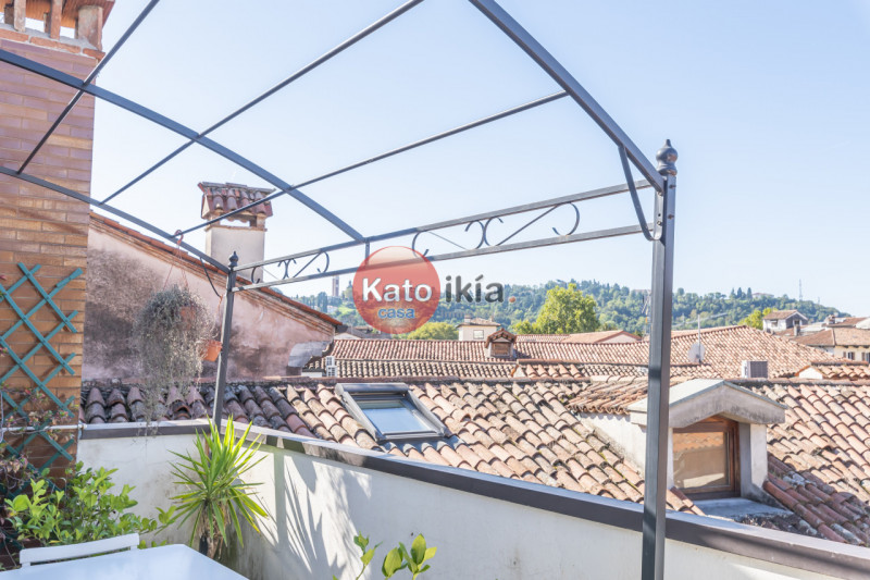 In zona centrale, appena fuori dalla ZTL, proponiamo mini appartamento di generose dimensioni con...