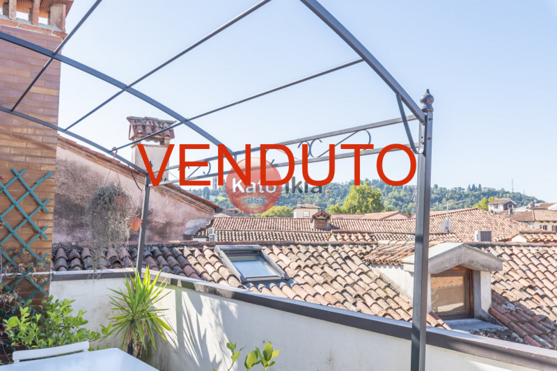 In zona centrale, appena fuori dalla ZTL, proponiamo mini appartamento di generose dimensioni con...