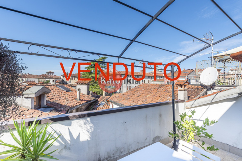 In zona centrale, appena fuori dalla ZTL, proponiamo mini appartamento di generose dimensioni con...