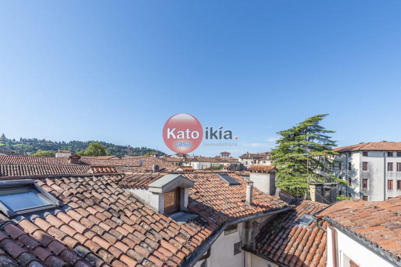 In zona centrale, appena fuori dalla ZTL, proponiamo mini appartamento di generose dimensioni con...