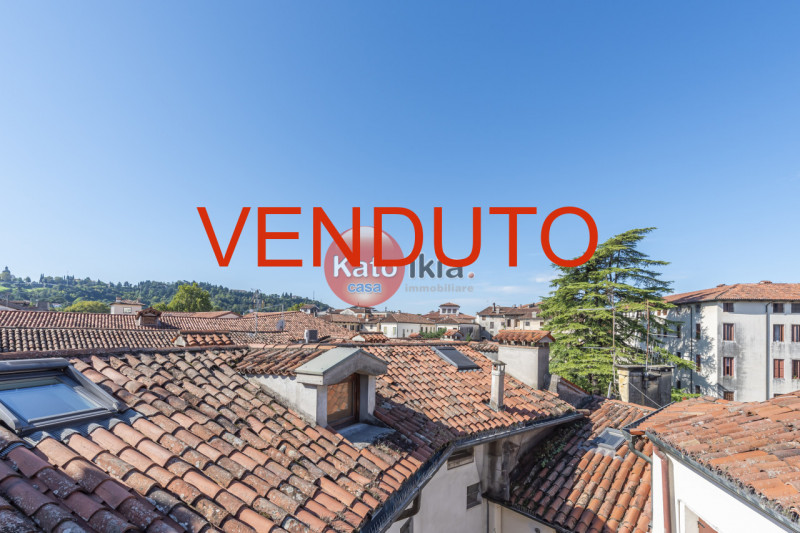 In zona centrale, appena fuori dalla ZTL, proponiamo mini appartamento di generose dimensioni con...