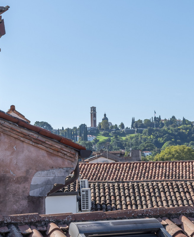 In zona centrale, appena fuori dalla ZTL, proponiamo mini appartamento di generose dimensioni con...