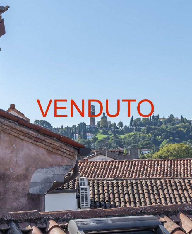 In zona centrale, appena fuori dalla ZTL, proponiamo mini appartamento di generose dimensioni con...