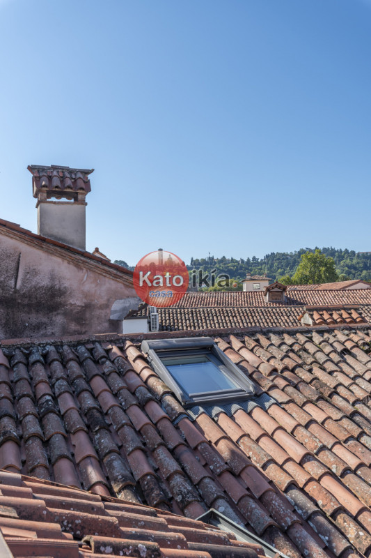 In zona centrale, appena fuori dalla ZTL, proponiamo mini appartamento di generose dimensioni con...