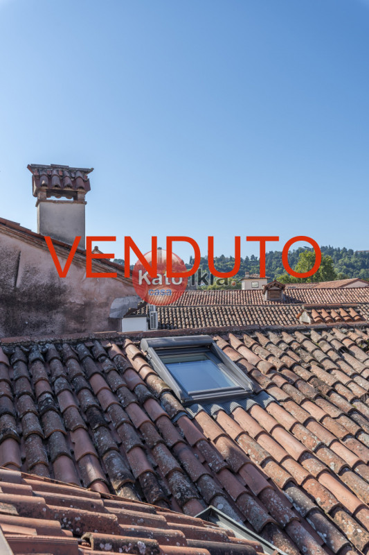 In zona centrale, appena fuori dalla ZTL, proponiamo mini appartamento di generose dimensioni con...