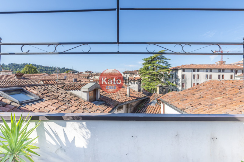 In zona centrale, appena fuori dalla ZTL, proponiamo mini appartamento di generose dimensioni con...