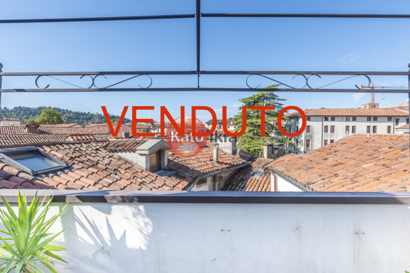 In zona centrale, appena fuori dalla ZTL, proponiamo mini appartamento di generose dimensioni con...