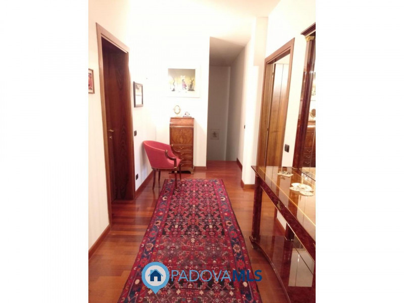 Immobile in esclusiva al Gruppo Padova MLS
PRESTIGIOSA VILLA SINGOLA CON PISCINA INTERNA E AREA F...