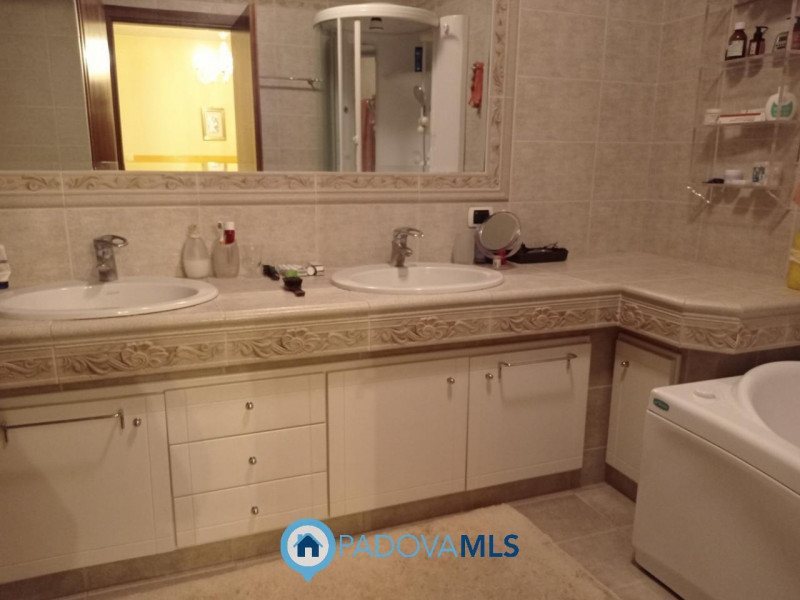 Immobile in esclusiva al Gruppo Padova MLS
PRESTIGIOSA VILLA SINGOLA CON PISCINA INTERNA E AREA F...