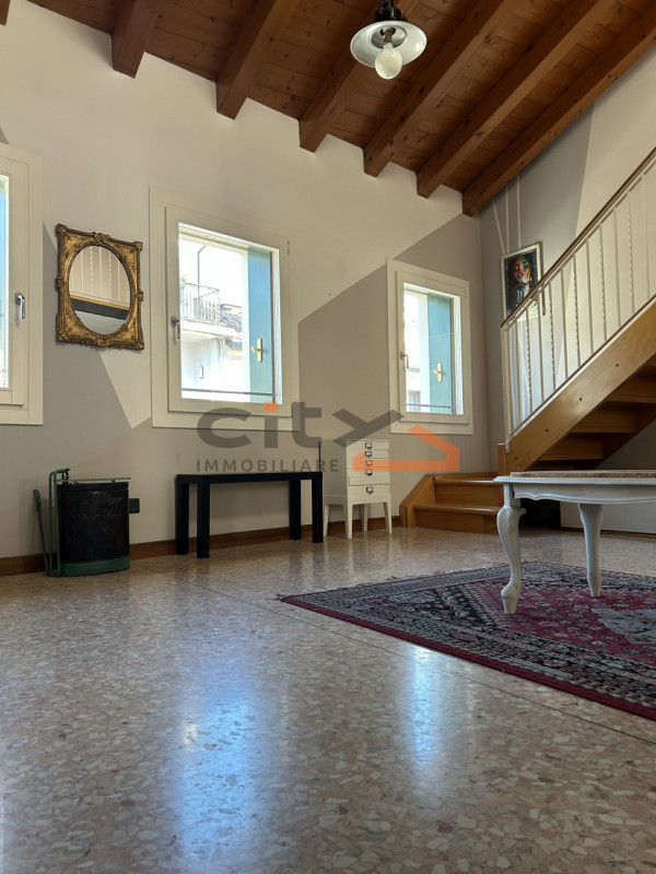 Centro storico Bassano del Grappa - Proponiamo in vendita un APPARTAMENTO di 110 mq SEMIARREDATO,...