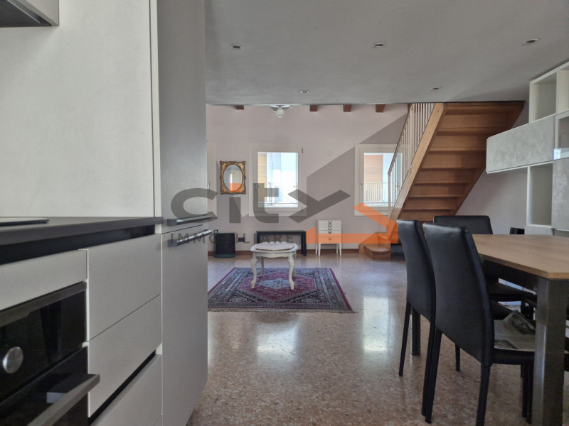 Centro storico Bassano del Grappa - Proponiamo in vendita un APPARTAMENTO di 110 mq SEMIARREDATO,...