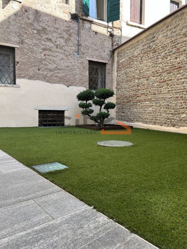 Centro storico Bassano del Grappa - Proponiamo in vendita un APPARTAMENTO di 110 mq SEMIARREDATO,...