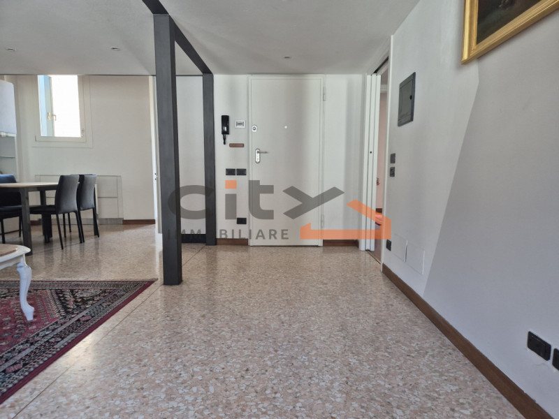 Centro storico Bassano del Grappa - Proponiamo in vendita un APPARTAMENTO di 110 mq SEMIARREDATO,...