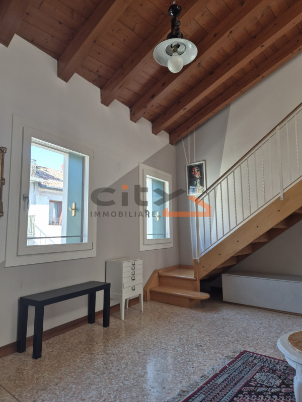 Centro storico Bassano del Grappa - Proponiamo in vendita un APPARTAMENTO di 110 mq SEMIARREDATO,...