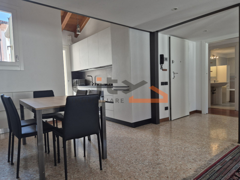 Centro storico Bassano del Grappa - Proponiamo in vendita un APPARTAMENTO di 110 mq SEMIARREDATO,...