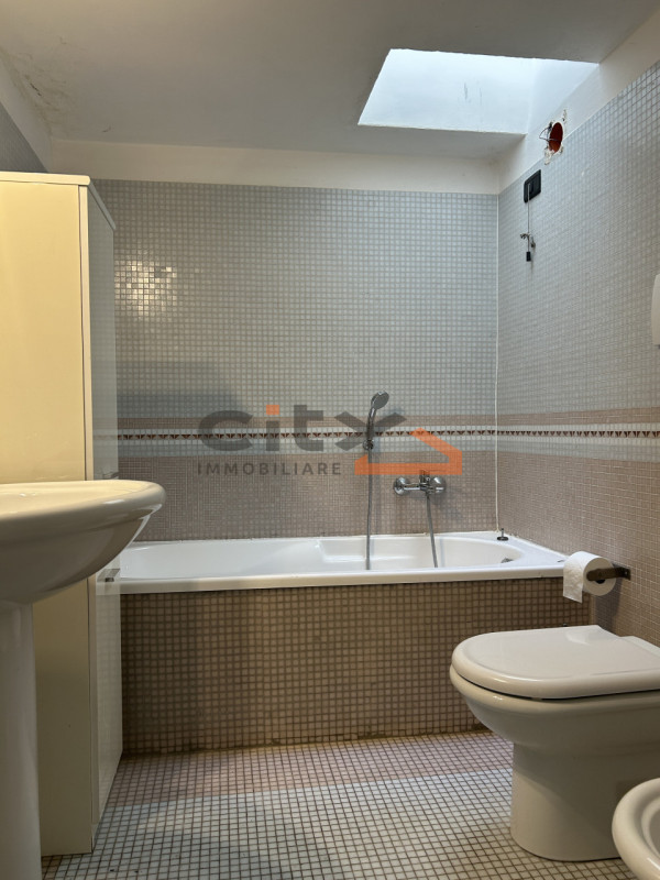 Centro storico Bassano del Grappa - Proponiamo in vendita un APPARTAMENTO di 110 mq SEMIARREDATO,...