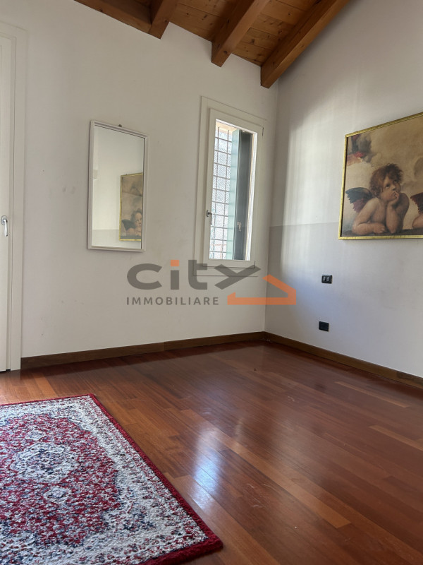 Centro storico Bassano del Grappa - Proponiamo in vendita un APPARTAMENTO di 110 mq SEMIARREDATO,...