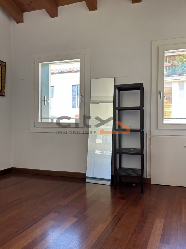 Centro storico Bassano del Grappa - Proponiamo in vendita un APPARTAMENTO di 110 mq SEMIARREDATO,...