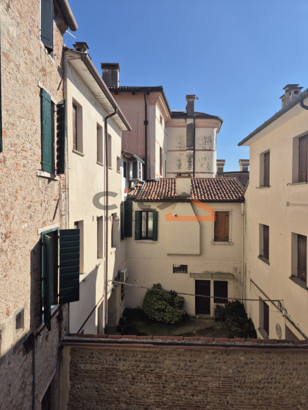 Centro storico Bassano del Grappa - Proponiamo in vendita un APPARTAMENTO di 110 mq SEMIARREDATO,...
