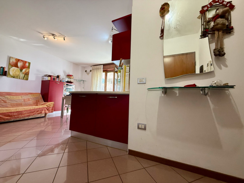 COMPOSIZIONE:
Appartamento, posto al primo piano, così composto: ingresso soggiorno e cucina, bag...