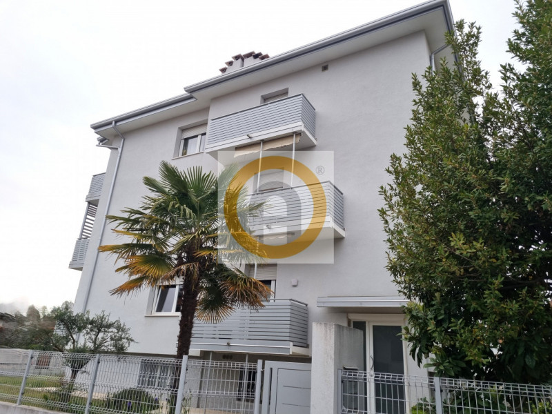 Proponiamo in vendita ampio e luminoso appartamento tricamera di circa 150 mq situato all’interno...